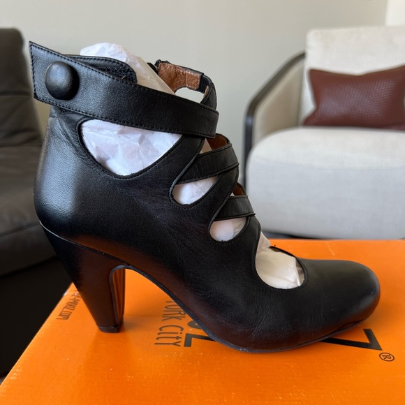 Miz Mooz Shoes - Classic Black Leather Women's Heel Pump